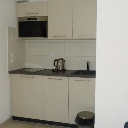 Studio Hyeres, 1 Piece, 4 Personnes - Fr-1-335-72 Апартаменты